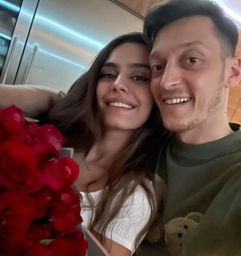 Mesut Özilin romanttinen viesti vaimolleen, Amine Gülşelle: "Koska olet aina kanssani ..."
