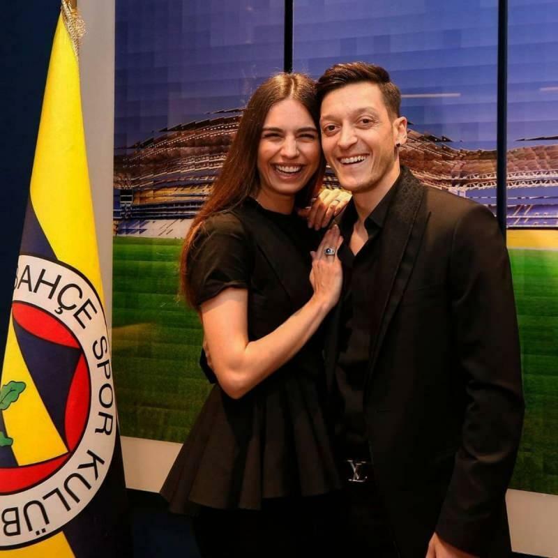 Amine Gülşe juhli aviomiehensä Mesut Özilin isänpäivää