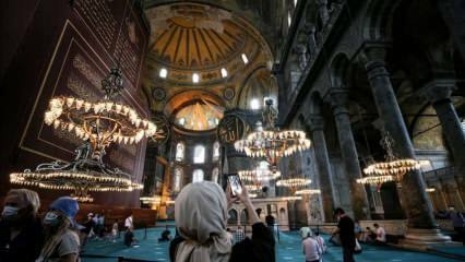 Ramadanin ilo 87 vuoden jälkeen Hagia Sophia-i Kebirin moskeijassa Şerifi