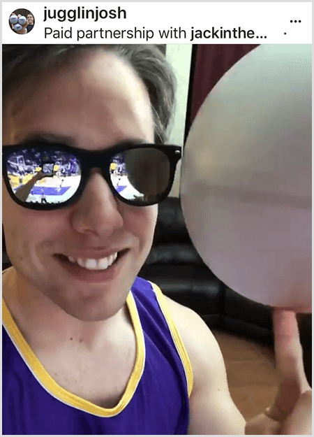 Josh Horton lähettää kuvan kampanjaan, jossa Jack in the Box ja LA Lakers. Josh käyttää peilattuja aurinkolaseja ja Lakers-trikoota ja hymyilee kameraa kohti pyörittäessään palloa.