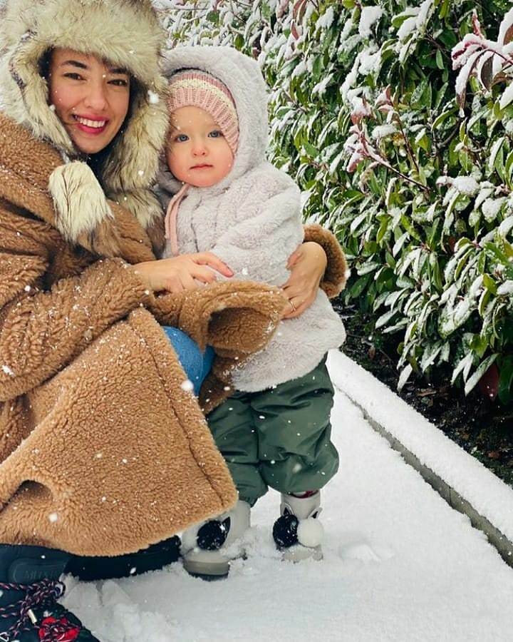 Lumi poseeraa tyttärensä Leylan kanssa näyttelijä Seda Bakanilta!
