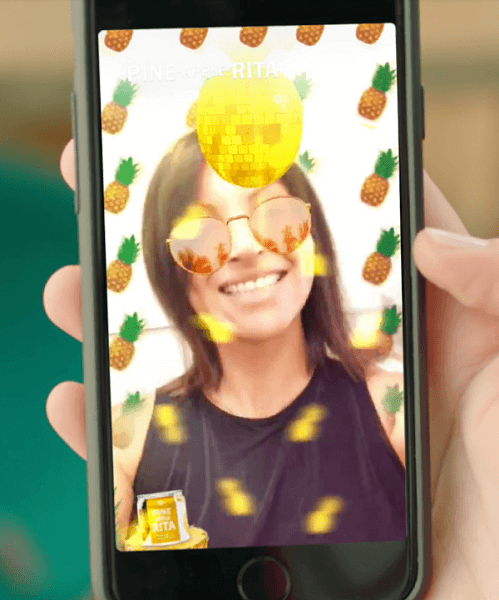 Mainostajat voivat nyt suorittaa ja hallinnoida omia AR-mainoskampanjoitaan yhdessä pikamainosten, tarinamainosten ja suodattimien kanssa suoraan Snapchatin itsepalvelutyökalusta.