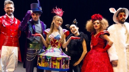 Serenay Sarıkaya on lavalla! 'Alice Musical' aloitti uuden kauden