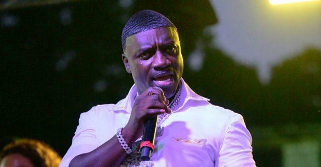 Yhdysvaltalaiselle laulajalle Akonille tehtiin hiustensiirto Turkissa
