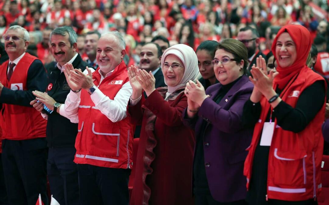 Emine Erdoğan puhui Red Vest International Volunteering Award -palkintoseremoniassa
