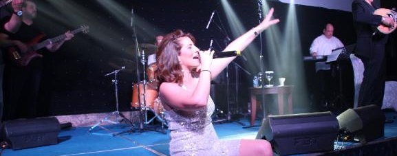 Kreikkalainen laulaja Anastasia Kalogeropoulou esiintyi TRNC: ssä, julistetun petturiksi