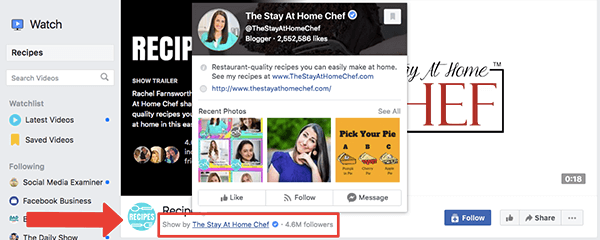Tämä on kuvakaappaus Reseptit-näyttösivulta Facebook Watchissa. Show By The Stay At Home Chef -luotto on korostettu kirkkaan punaisella nuolella ja punaisella laatikolla. Ponnahdusikkuna, jossa on yksityiskohtia Stay At Home Chef Facebook -sivulta, sisältää Reseptit Facebook Watch -sarjan kansikuvan. Rachel Farnsworth johtaa sekä Facebook-sivua että Facebook Watch -näyttelyä.