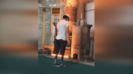 Nuori mies rukoilee proteesijalkoillaan Hagia Sophia -moskeijassa!