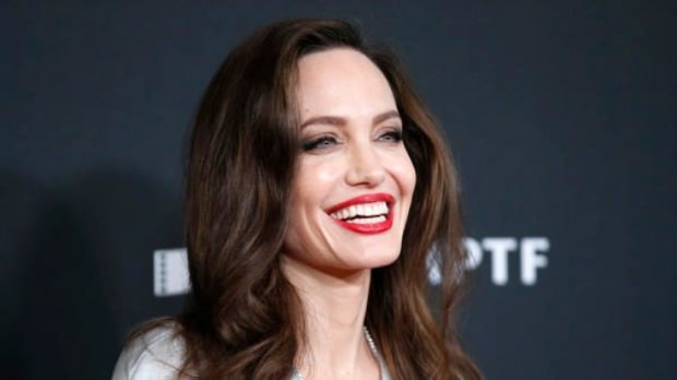 Angelina Jolie ilmoitti haluavansa olla hautajaisten johtaja!