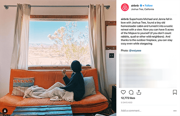 Tämä on kuvakaappaus Airbnb: n Instagram-viestistä. Se kertoo parin, joka isännöi ihmisiä kotona Airbnb: n kautta. Kuvassa joku istuu oranssilla sohvalla beige neulotun huovan alla ja katsoo ikkunasta kohti autiomaata. Melissa Cassera sanoo, että nämä tarinat ovat esimerkki yrityksestä, joka käyttää hirviön juonittelun voittamista sosiaalisen median markkinoinnissaan.