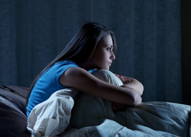 Päivän liiallinen väsymys ja stressi aiheuttavat heräämisen yöllä ja unettomuuden seuraavana päivänä