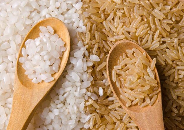 Ruskea riisi valkoisella riisillä