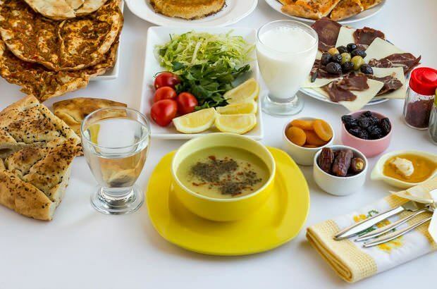 Iftar-aterioissa tulisi olla keittoa. Keitto pehmentää elimiä ilman vettä.