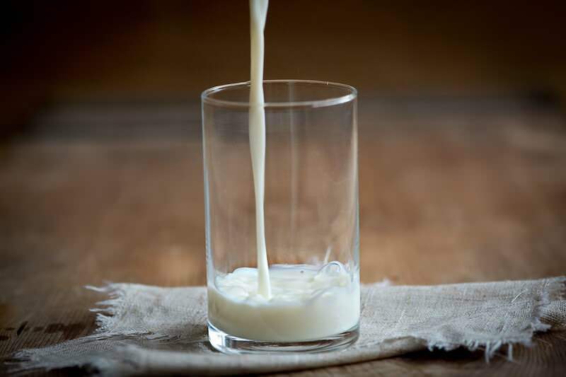 Kuinka välttää roiskeita maidon kaatamisen yhteydessä
