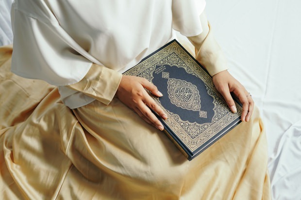 Mikä palkkio on Surah Kehfin lukemisesta perjantaina? Surat al-Kahfin arabia ääntäminen ja hyveet!