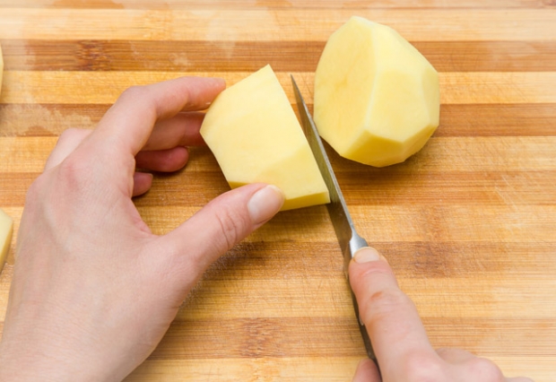 Mitä hyötyä perunoista on iholle? Hiero perunat kasvoihin? Perunoiden käyttö ihonhoidossa