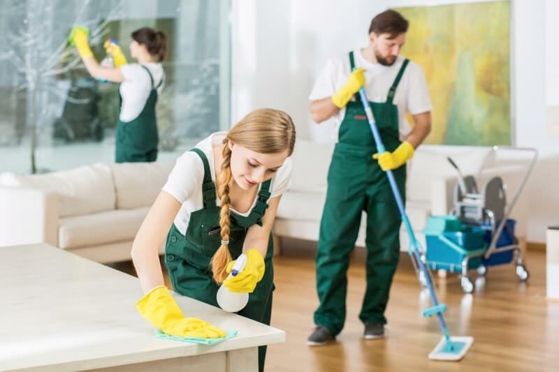 Kuinka toimiston siivoaminen on käytännöllisintä ja miten se desinfioidaan?