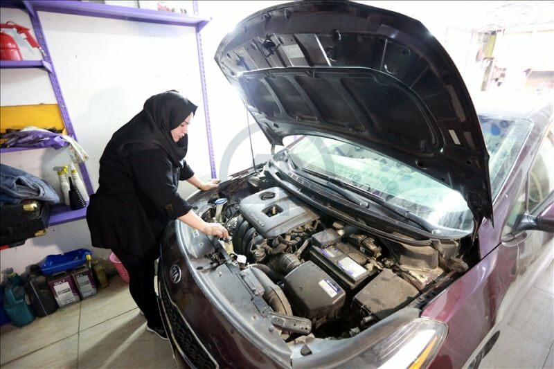 Kaksi yliopistosta valmistunutta Um Rızasta tulee Bagdadin ensimmäinen naispuolinen automekaanikko