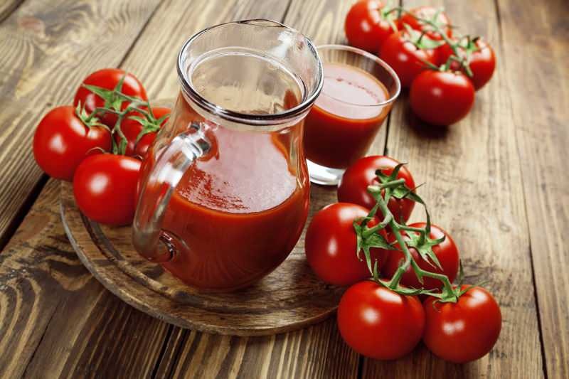 Selleri ja porkkanat, kuten selleri, lisäävät tomaattimehun etuja.
