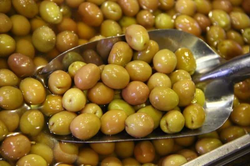 Suolattujen vihreiden oliivien sijasta tulisi käyttää vähemmän suolaisia ​​vihreitä oliiveja