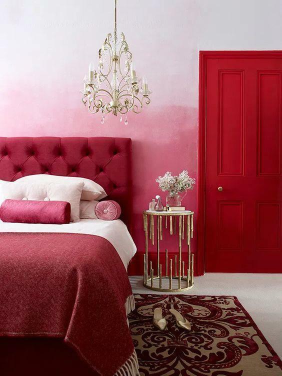 Punainen ja vaaleanpunainen makuuhuoneen sisustus