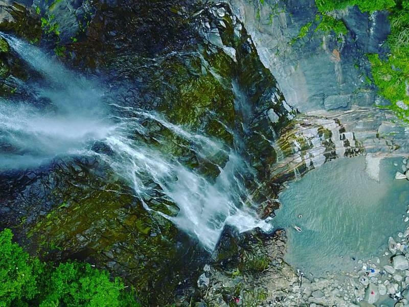 Kehykset Mençuna Waterfallilta