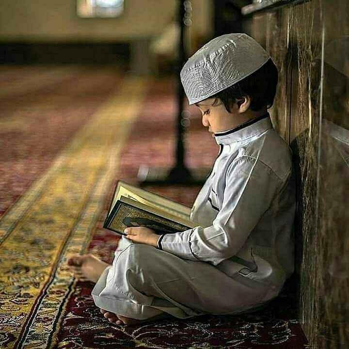 poika lukee Koraania