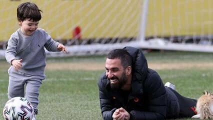 Yllätysvieras Galatasaray-koulutuksessa! Arda Turan poikansa Hamzan kanssa Arda Turan ...