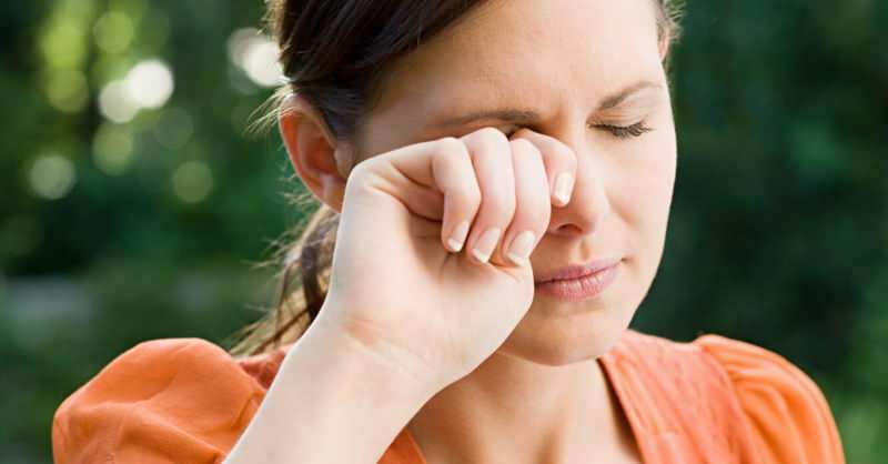 Mikä aiheuttaa silmän kuumetta? Mitkä ovat silmän kuumeen oireet? Kuinka silmän kuumetta hoidetaan?