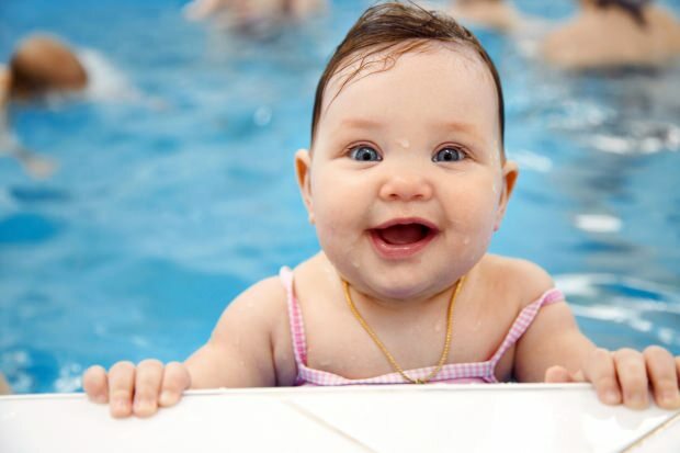 Voivatko vauvat uida uima-altaassa tai meressä?