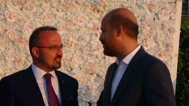 AK-puolueryhmän varapuheenjohtaja Bülent Turan ja Bilal Erdoğan